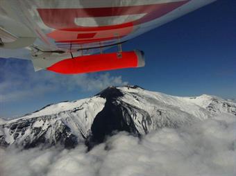 Bild mit schneebedeckten Bergen und Flugzeug